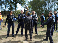 A Zadiste speaks to Gendarmes. After months of negotiations and pressures from NGE/Atosca, and two incendiary attacks, Alexandra, the tenant...