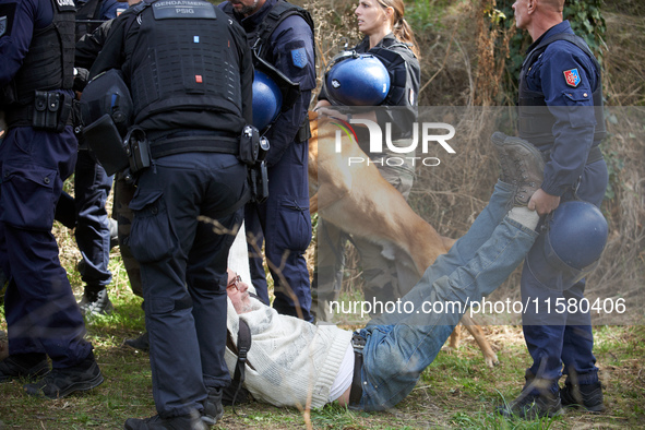 An opponent is removed by Gendarmes in the 'Verger'. After months of negotiations and pressures from NGE/Atosca, and two incendiary attacks,...