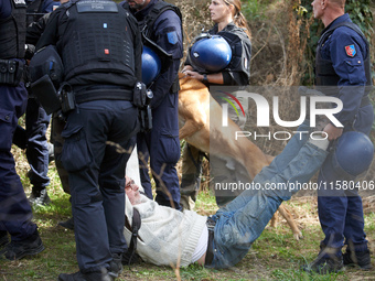 An opponent is removed by Gendarmes in the 'Verger'. After months of negotiations and pressures from NGE/Atosca, and two incendiary attacks,...