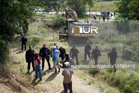 Opponents face gendarmes while an excavator destroys the garden of the 'Verger'. After months of negotiations and pressures from NGE/Atosca,...