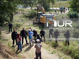 Opponents face gendarmes while an excavator destroys the garden of the 'Verger'. After months of negotiations and pressures from NGE/Atosca,...