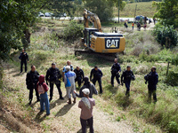 Opponents face gendarmes while an excavator destroys the garden of the 'Verger'. After months of negotiations and pressures from NGE/Atosca,...