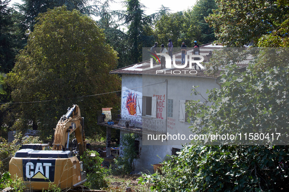 The excavator operates near the house of the 'Verger'. He works very close to the houses even if there are people on the roof. After months...