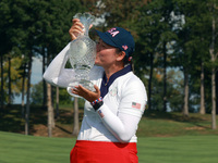 GAINESVILLE, VIRGINIA - SEPTEMBER 15: Allisen Corpuz of the United States kisses the trophy after a Team USA win at the conclusion of the So...