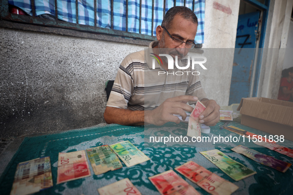 The Palestinian Yasser Abu Harbid, a 50-year-old displaced from northern Gaza to Deir al-Balah, lives in a school run by the United Nations...