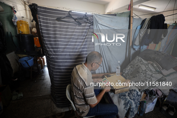 The Palestinian Yasser Abu Harbid, a 50-year-old displaced from northern Gaza to Deir al-Balah, lives in a school run by the United Nations...