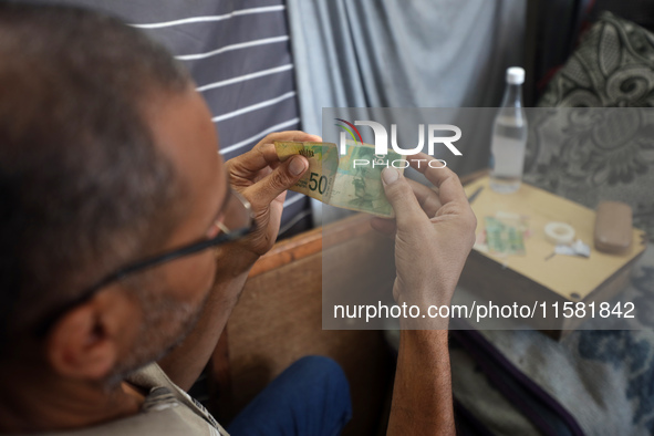 The Palestinian Yasser Abu Harbid, a 50-year-old displaced from northern Gaza to Deir al-Balah, lives in a school run by the United Nations...