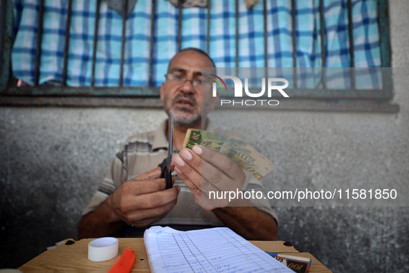 The Palestinian Yasser Abu Harbid, a 50-year-old displaced from northern Gaza to Deir al-Balah, lives in a school run by the United Nations...