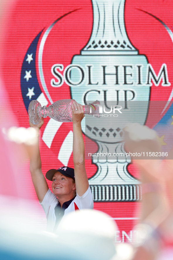 GAINESVILLE, VIRGINIA - SEPTEMBER 15:  Captain Stacy Lewis of the United States hoists the trophy during the awards ceremony on the Great La...