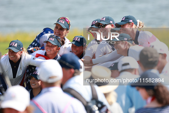 GAINESVILLE, VIRGINIA - SEPTEMBER 15: Team USA poses with the trophy after a Team USA win at the conclusion of the Solheim Cup at Robert Tre...