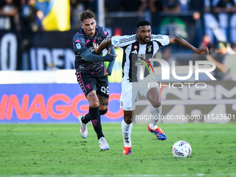 Sebastiano Esposito of Empoli fights for the ball with Gleison Bremer of Juventus during the Serie A match between Empoli and Juventus at St...