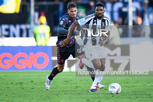 Sebastiano Esposito of Empoli fights for the ball with Gleison Bremer of Juventus during the Serie A match between Empoli and Juventus at St...