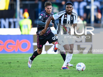 Sebastiano Esposito of Empoli fights for the ball with Gleison Bremer of Juventus during the Serie A match between Empoli and Juventus at St...