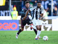 Sebastiano Esposito of Empoli fights for the ball with Gleison Bremer of Juventus during the Serie A match between Empoli and Juventus at St...