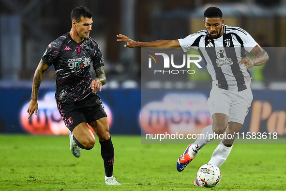 Pietro Pellegri of Empoli fights for the ball with Gleison Bremer of Juventus during the Serie A match between Empoli and Juventus at Stadio...