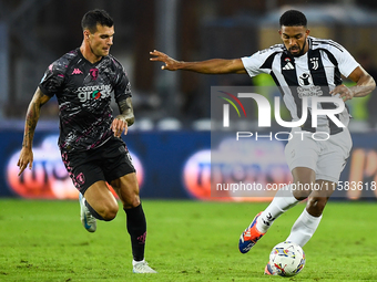 Pietro Pellegri of Empoli fights for the ball with Gleison Bremer of Juventus during the Serie A match between Empoli and Juventus at Stadio...