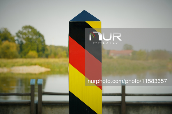 Members of the local fire brigade build a flood barrier along the Oder river in Frankfurt (Oder) on 17 Septembe, 2024. After warnings of inc...