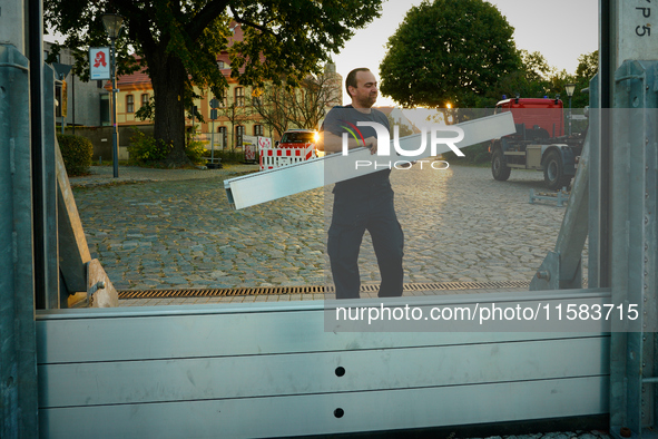 A member of the local fire brigade builds a flood barrier along the Oder river in Frankfurt (Oder) on 17 Septembe, 2024. After warnings of i...