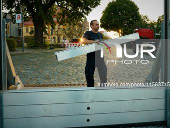 A member of the local fire brigade builds a flood barrier along the Oder river in Frankfurt (Oder) on 17 Septembe, 2024. After warnings of i...