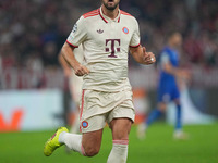 Harry Kane of Bayern Munich  controls the ball  during the Champions League Round 1 match between Bayern Munich v Dinamo Zagreb, at the Alli...