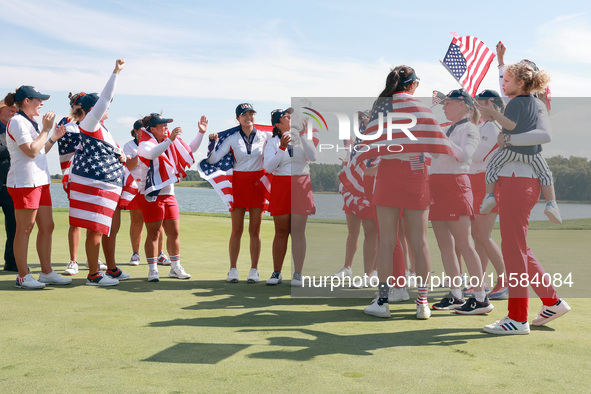 GAINESVILLE, VIRGINIA - SEPTEMBER 15: Team USA celebrates as Lilia Vu of of Team USA kisses the trophy on the 18th green at the conclusion o...