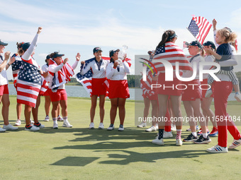 GAINESVILLE, VIRGINIA - SEPTEMBER 15: Team USA celebrates as Lilia Vu of of Team USA kisses the trophy on the 18th green at the conclusion o...