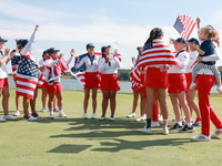 GAINESVILLE, VIRGINIA - SEPTEMBER 15: Team USA celebrates as Lilia Vu of of Team USA kisses the trophy on the 18th green at the conclusion o...