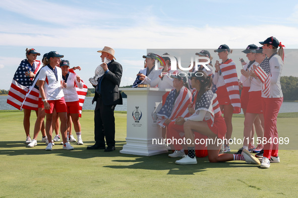 GAINESVILLE, VIRGINIA - SEPTEMBER 15: Members of Team USA look on as John Solheim, representing the Solheim family, presents the trophy to C...