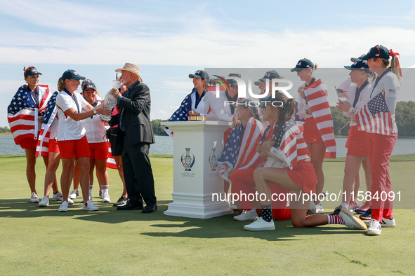 GAINESVILLE, VIRGINIA - SEPTEMBER 15: Members of Team USA look on as John Solheim, representing the Solheim family, presents the trophy to C...