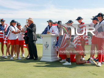 GAINESVILLE, VIRGINIA - SEPTEMBER 15: Members of Team USA look on as John Solheim, representing the Solheim family, presents the trophy to C...