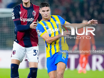 Sam Beukema of Bologna FC nd Heorhiy Sudakov of FC Shakhtar Donetsk compete for the ball during the UEFA Champions League 2024/25 League Pha...