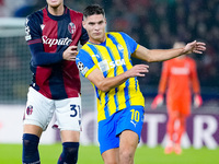 Sam Beukema of Bologna FC nd Heorhiy Sudakov of FC Shakhtar Donetsk compete for the ball during the UEFA Champions League 2024/25 League Pha...