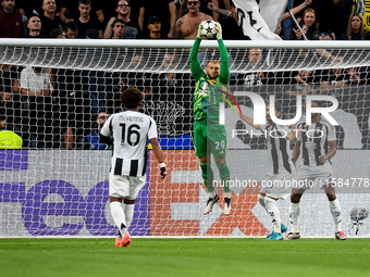 Michele Di Gregorio of Juventus during the UEFA Champions League 2024/25 League Phase MD1 match between Juventus and PSV Eindhoven at Juvent...