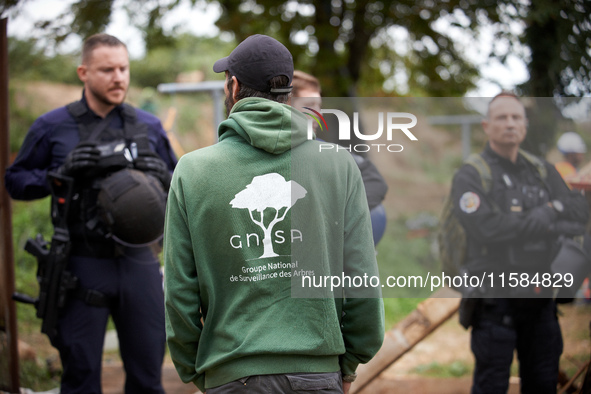 A protester from the GNSA (National Group of Trees' Surveillance) tries to convince policemen. For the second day, Gendarmerie and CNAMO try...