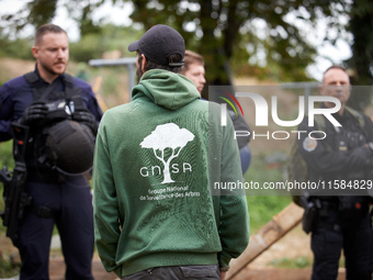 A protester from the GNSA (National Group of Trees' Surveillance) tries to convince policemen. For the second day, Gendarmerie and CNAMO try...