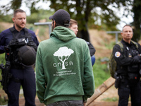 A protester from the GNSA (National Group of Trees' Surveillance) tries to convince policemen. For the second day, Gendarmerie and CNAMO try...