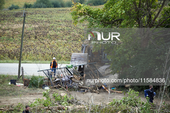 An excavator destroys a barricade at the 'Verger' ZAD. For the second day, Gendarmerie and CNAMO try to dislodge 'Ecureuils' (i.e., 'Squirre...