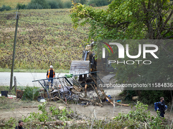 An excavator destroys a barricade at the 'Verger' ZAD. For the second day, Gendarmerie and CNAMO try to dislodge 'Ecureuils' (i.e., 'Squirre...