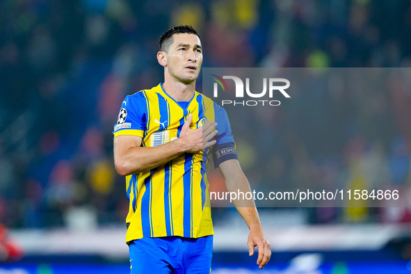 Taras Stepanenko of FC Shakhtar Donetsk greets supporters of Shakhtar during the UEFA Champions League 2024/25 League Phase MD1 match betwee...