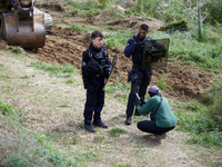 A protester films the excavator beginning to work as policemen are present. For the second day, Gendarmerie and CNAMO try to dislodge 'Ecure...