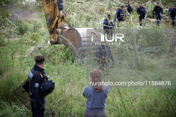 A zadist films the work of the excavator driver. His operation is dangerous for the Gendarme. For the second day, Gendarmerie and CNAMO try...