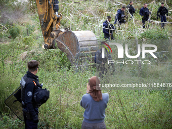 A zadist films the work of the excavator driver. His operation is dangerous for the Gendarme. For the second day, Gendarmerie and CNAMO try...