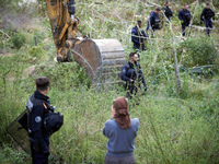 A zadist films the work of the excavator driver. His operation is dangerous for the Gendarme. For the second day, Gendarmerie and CNAMO try...