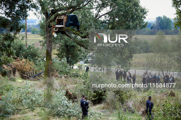 Gendarmes block access to an oak occupied by a 'squirrel' at the 'Verger' ZAD. For the second day, Gendarmerie and CNAMO try to dislodge 'sq...