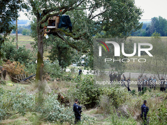 Gendarmes block access to an oak occupied by a 'squirrel' at the 'Verger' ZAD. For the second day, Gendarmerie and CNAMO try to dislodge 'sq...