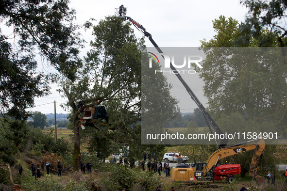 Members of the CNAMO prepare to catch a 'squirrel' in the 'Verger' ZAD. For the second day, Gendarmerie and CNAMO try to dislodge 'squirrels...