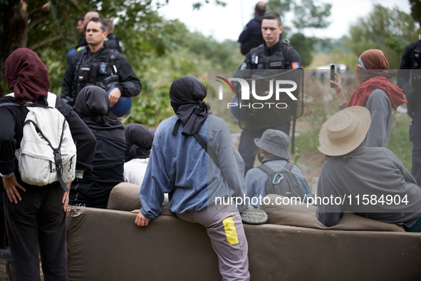 Zadists speak to and with Gendarmes during the partial destruction by Atosca of the 'Verger' ZAD. For the second day, Gendarmerie and CNAMO...