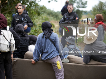 Zadists speak to and with Gendarmes during the partial destruction by Atosca of the 'Verger' ZAD. For the second day, Gendarmerie and CNAMO...