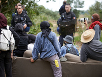 Zadists speak to and with Gendarmes during the partial destruction by Atosca of the 'Verger' ZAD. For the second day, Gendarmerie and CNAMO...