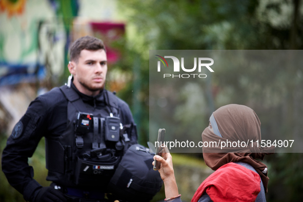 A protester blocked by a Gendarme films the destruction of a tree by an excavator driver. For the second day, the Gendarmerie and CNAMO try...